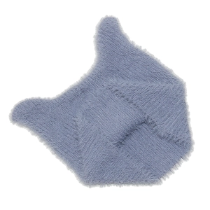Nahaufnahme von weichem, hellblauem Plüsch-Strick mit langen Kunst-Mohair-Fasern