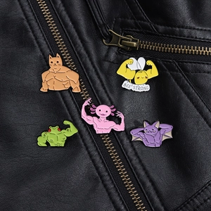 Detailansicht der Emaille-Pins mit Tiermotiven auf einer Lederjacke mit Bee Strong Schrift