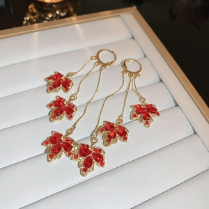 Boucles d'oreilles pampilles feuille d'érable vintage avec strass rouges dorés