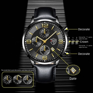 Détail du cadran de montre à quartz avec index dorés, date et bracelet en cuir noir