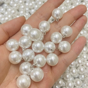 Macro-opname van witte parelbedels met zilveren metalen kapjes voor het maken van sieraden