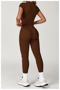 Vista posteriore leggings yoga marrone scuro a vita alta con sollevamento glutei a V