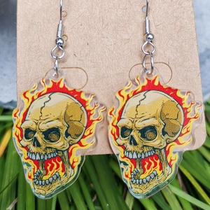 Acryl-Ohrringe mit Totenkopfmotiv in roten und gelben Flammen und silbernen Ohrhaken