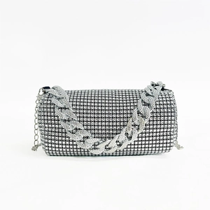 Dettaglio borsa a cuscino con strass argento e catena decorativa spessa in evidenza