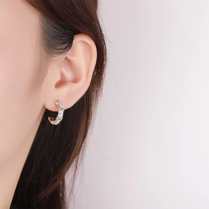Eleganti orecchini a cerchio a C in argento S925 dorato con moissanite scintillante