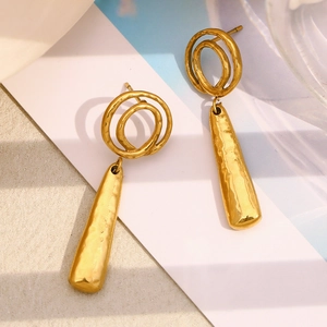 Boucles d'oreilles pendantes en acier plaqué or 18K avec texture martelée et barre
