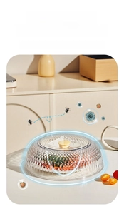 Detailaufnahme der transparenten Speisehaube mit Rautenmuster und gelbem Knopfgriff
