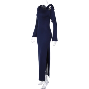 Détail de la robe moulante bleu marine à manches longues avec fente latérale haute sur mannequin