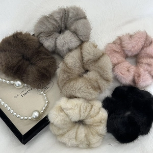 Sechser-Set flauschige Kunstfell-Haargummis in neutralen Farben wie Beige und Braun