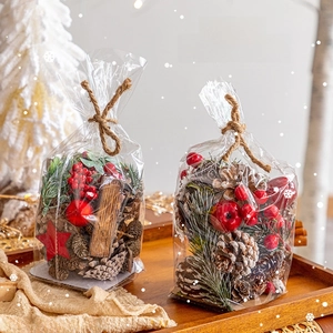 Kit de décoration sapin avec pommes de pin, baies rouges et nœud en ficelle de jute naturel