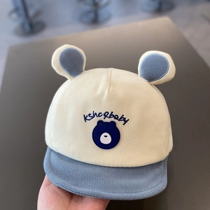 Détail de la casquette bébé avec oreilles d'ours en velours côtelé beige et bleu