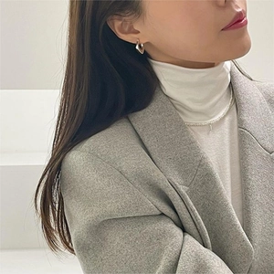 Elegant 925 sterling silver geometric earrings and pearl necklace on a female model
