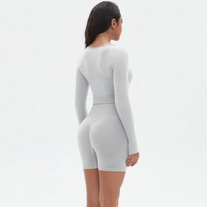 Detailaufnahme grauer Langarm Yoga Body mit nahtlosem Design und Push-up Effekt