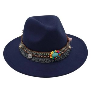 Dettaglio del cappello fedora blu navy con fascia etnica e perline turchesi