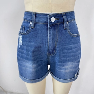 Détails du short en jean taille haute avec déchirures usées et ourlet à revers