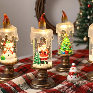 Détail de bougie LED de Noël avec boule à neige et figurines festives à l'intérieur