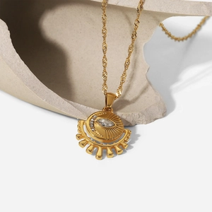 Détail du pendentif oeil maléfique plaqué or 18K avec zircone sur chaîne corde torsadée