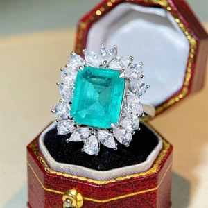 Luxurious S925 silver emerald ring with halo rectangle cut green gemstone in red box