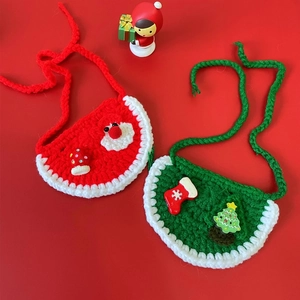 Détail de colliers de Noël crochetés pour animaux avec décorations Père Noël