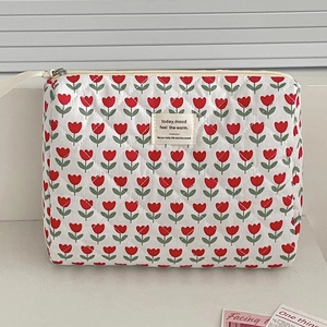 Dettaglio del motivo a tulipani rossi sulla borsa da trucco trapuntata in morbido cotone
