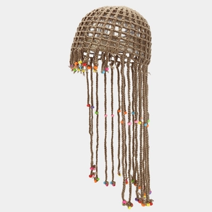 Détail d'un chapeau en maille crocheté main avec motifs marron et franges à perles colorées