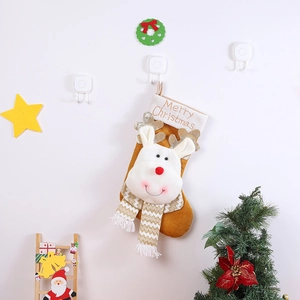 Détail de chaussette de Noël renne en peluche avec tissu doré et bordure en fourrure blanche