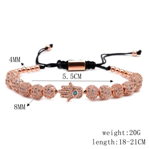 Détail du bracelet main de Fatma en or rose avec perles CZ et pierre bleue