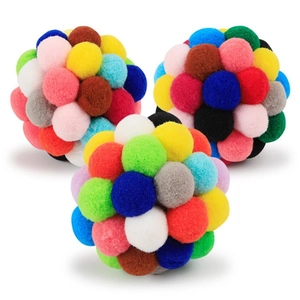 Balles de jeu colorées en peluche pour chats aux teintes vives rouges et jaunes