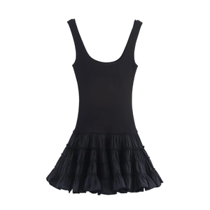 Robe noire moulante sans manches avec ourlet à volants et haut de style sportif