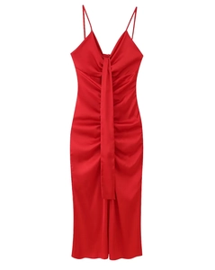 Détail de la robe en satin rouge à col en V avec plis élégants et drapés fluides