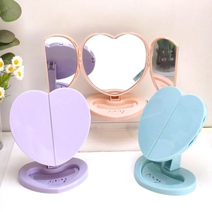 Espejo tríptico con forma de corazón y grabado Love sobre base de almacenamiento