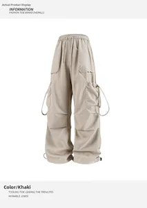 Dettaglio dei pantaloni cargo kaki con vita alta a coulisse e grandi tasche laterali