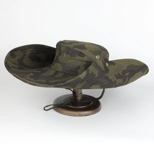 Détail d'un chapeau de soleil camouflage avec large bord et mentonnière réglable sur support