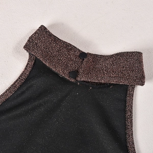 Détail du haut dos nu à paillettes bronze avec fermeture à double bouton au col