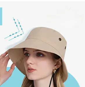 Détail d'un chapeau de soleil beige à large bord avec évents et mentonnière réglable