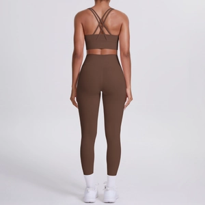 Dettaglio del set yoga marrone scuro con reggiseno sportivo a incrocio e leggings a vita alta