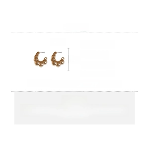 Detailed size chart for textured gold C-shaped alloy earrings featuring 3cm x 2.5cm dimensions
