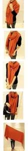 Dettaglio della sciarpa in maglia arancione brillante con lunghe frange e tocco cashmere