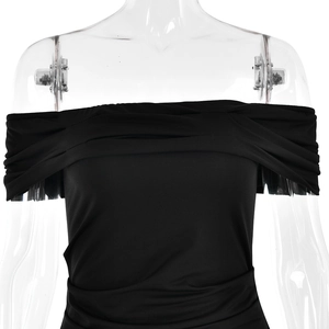 Détail de la robe bustier noire élégante avec design froncé à la poitrine et tissu doux