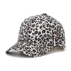 Dettaglio di un cappello da baseball alla moda con stampa leopardata e texture tela