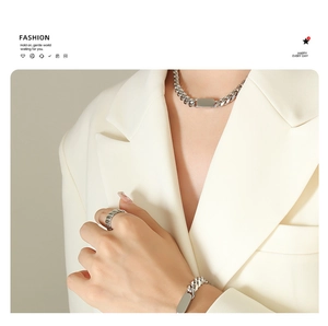 Vue détaillée de l'ensemble collier et bracelet à grosse chaîne argentée et pendentif