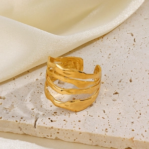 Bague ouverte dorée multicouche irrégulière au design sculptural organique moderne