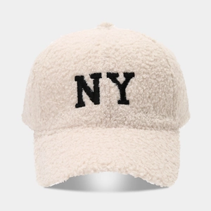 Gros plan sur la casquette de baseball en sherpa blanc cassé avec lettres NY brodées