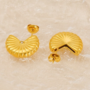 Élégantes boucles d'oreilles dorées plissées en éventail avec zircon brillant