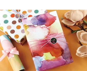 Nahaufnahme von Regenbogen Geschenkpapier mit dekorativen Schleifen und Aufklebern
