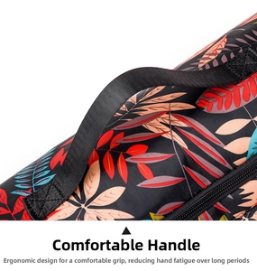 Détail de la poignée tissée renforcée et de l'imprimé tropical sur le sac de rangement
