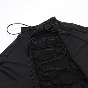 Détails du dos corseté noir avec laçage croisé sur une robe en maille ajustée