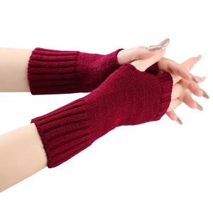 Primer plano de guantes de punto granate sin dedos con puños acanalados