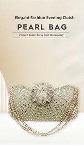 Detalle del cierre floral y diamantes de imitación en bolso de noche de lujo con cadena