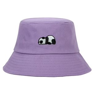 Cappello a secchiello in cotone viola chiaro con simpatico ricamo di panda in 3D su sfondo